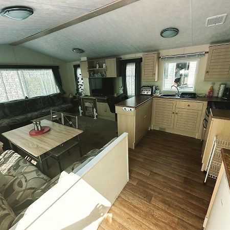 Caravan To Hire Lyon'S Robin Hood Рил Екстериор снимка