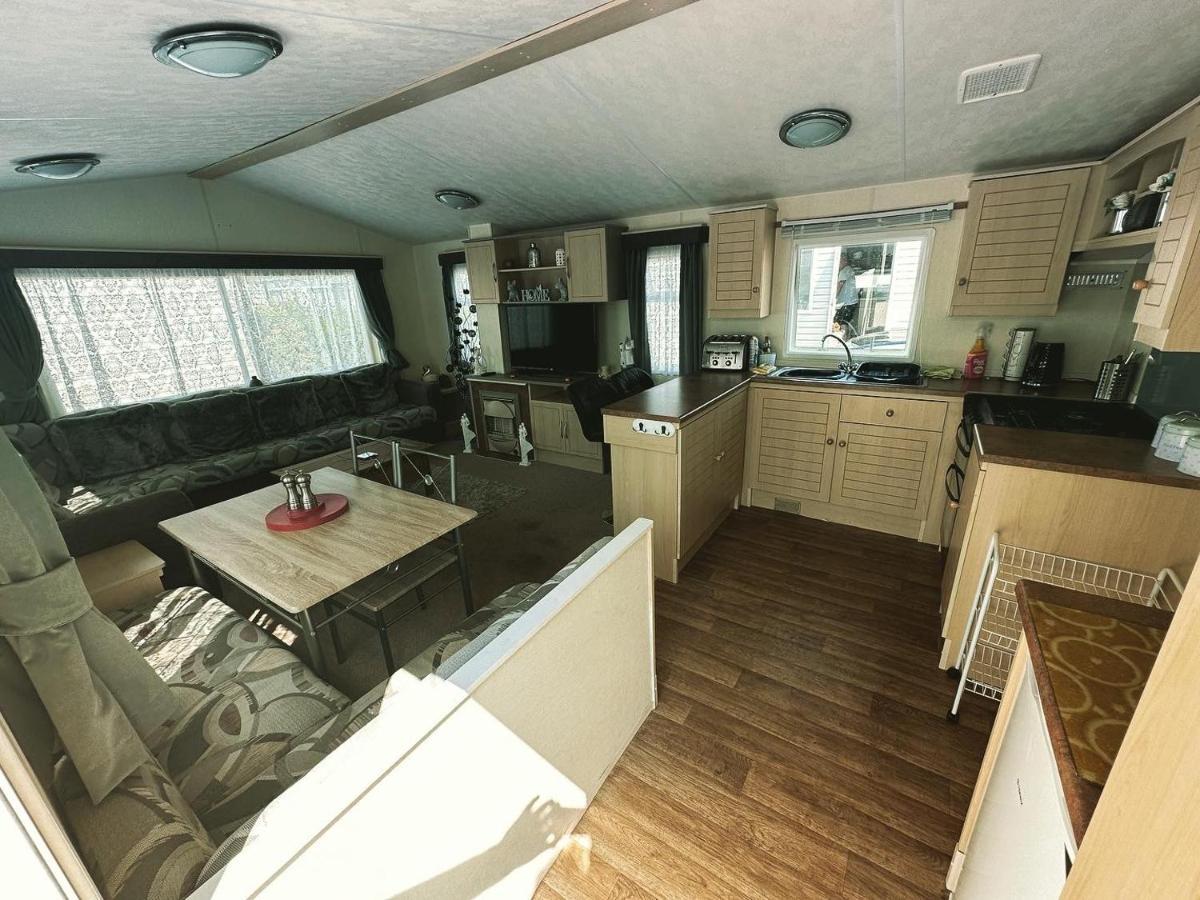 Caravan To Hire Lyon'S Robin Hood Рил Екстериор снимка